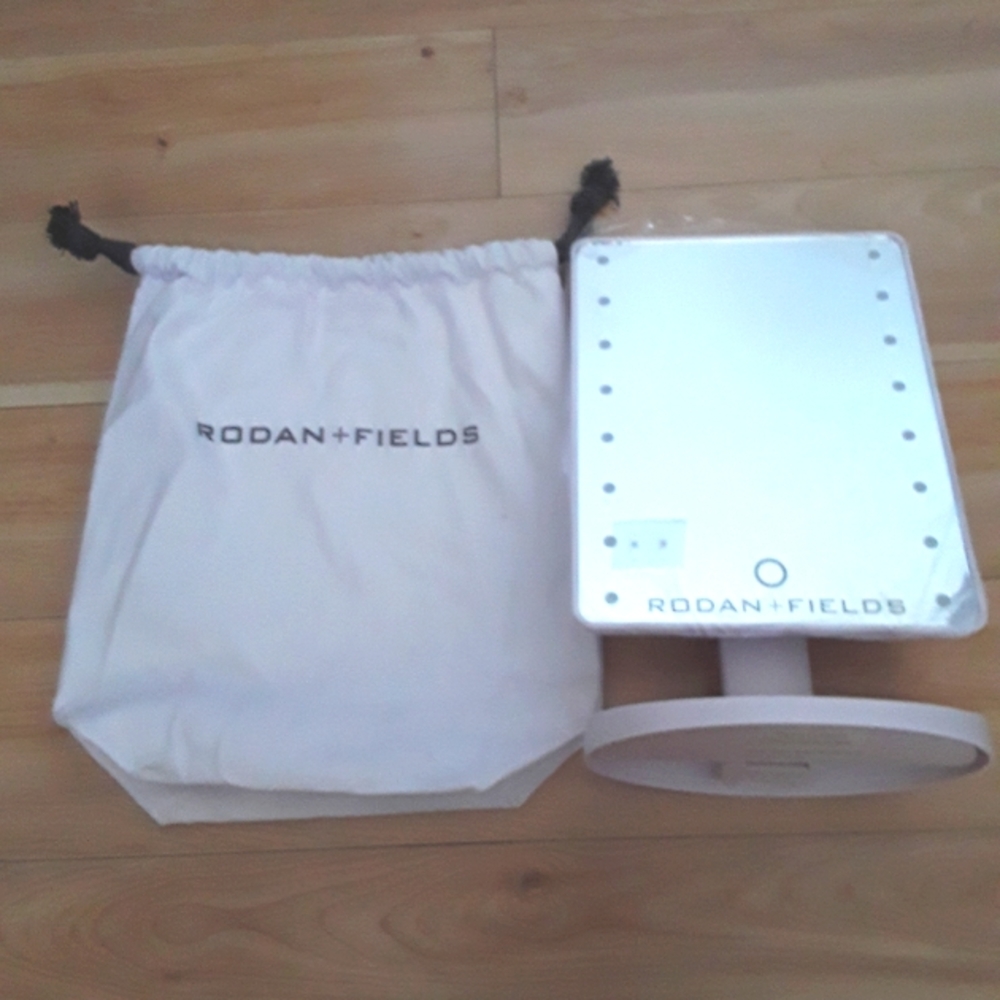 RODAN & FIELDS LED MAKEUP MIRROR